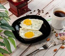 Яичница-глазунья с гарниром и гренками