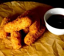 Сырные палочки с брусничным соусом