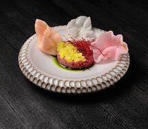 Тартар из говядины с соусом Айоли и чипсами