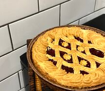 Пирог песочный с творогом и малиной