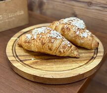 Круассан с миндалем