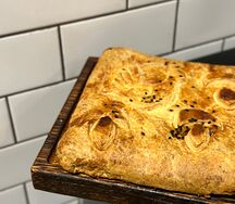 Пирог слоеный с курицей и грибами