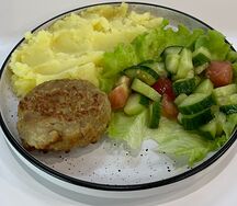 Пюре с котлетой и овощным салатом