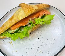 Круассан с форелью
