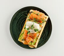 Вафля с лососем и авокадо