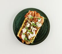 Вафля с беконом и моцареллой