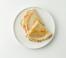 Овсяноблин с лососем и огурцом