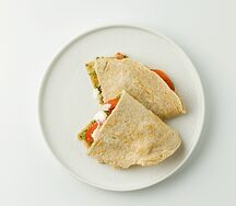 Овсяноблин с моцареллой и соусом песто