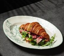 Круассан с ростбифом, беконом и трюфельным соусом