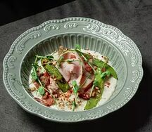 Овсянка с беконом, мортаделлой и бобами