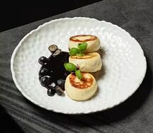 Сырники с брусничным конфитюром