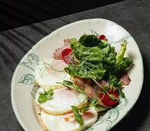 Глазунья с Мортаделлой и беконом