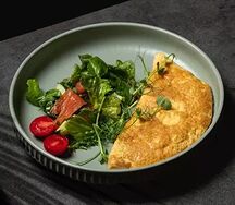 Омлет с фетой, овощами и лососем