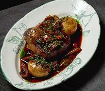 Стейк с картофелем и грибами
