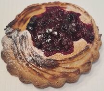 Ватрушка песочная с брусникой