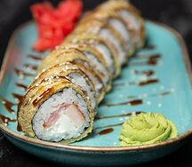 Теплый ролл с курицей и беконом