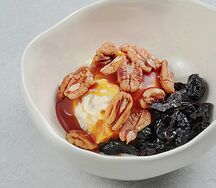Ванильный мусс с черносливом и пеканом
