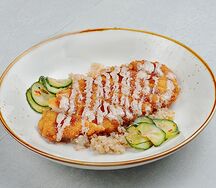 Цыпленок Кацу с рисом и огурцами