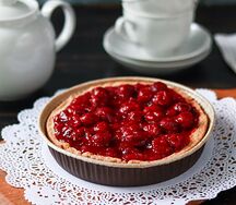 Песочный пирог с творогом и клубникой 