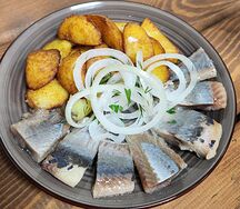 Сельдь с лучком и жареным картофелем