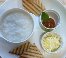 Рисовая каша на кокосовом молоке с пшеничным тостом и джемом
