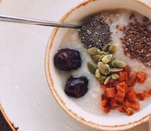 Овсяная каша на кокосовом молоке с семенами 