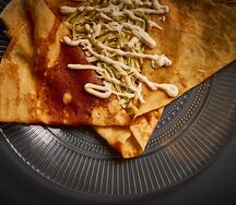 Блин с сыром и чесночным соусом