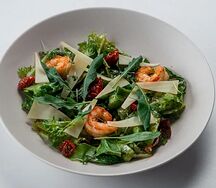 С креветками, рукколой и соусом вьерж