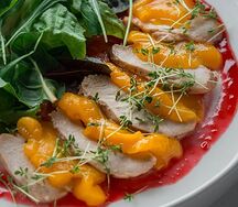 Салат с цыплёнком, манго и ягодным соусом