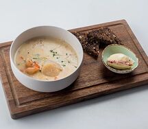 Чаудер с креветками и морским гребешком