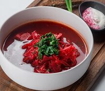 Борщ из фермерской говядины и ржаной мильфей с перекрученным салом