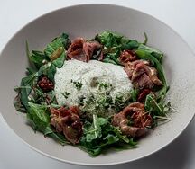 С мраморной говядиной, рукколой и томатами