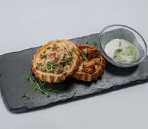 Перепечи с куриной грудкой и зелёным луком