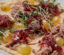 Хумус с жареной уткой, луком конфи и виноградом