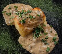 Картофельный гратен с соусом из белых грибов