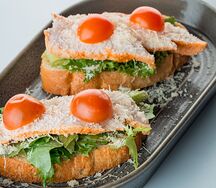 Брускетта с курицей и томатами 