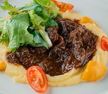 Телячьи щечки с картофельным пюре
