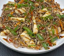 Вок гречневая лапша с курицей 