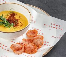 Сырный суп с чипсами пепперони