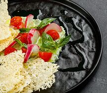 Сырный крем со шпинатом и крекером из пармезана