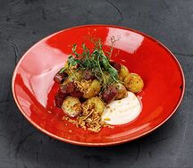 Обжаренный картофель с колбасками и луком фри