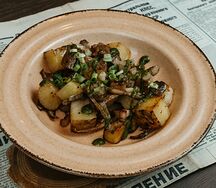 Картофель с грибами и шкварками
