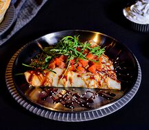 Блин с лососем и рукколой