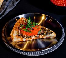Блин с красной икрой и золотом