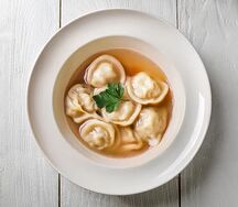 Пельмени с бульоном