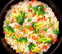 Жареный рис с овощами