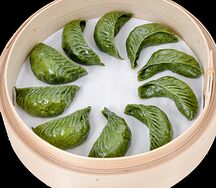 Дамплинги со свининой и шпинатом