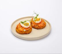 Хашбраун а-ля драники с лососем и яйцом