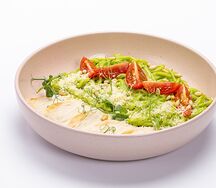 Спагетти с соусом песто и куриной грудкой