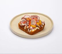 Бриошь с брискетом и горчичным соусом